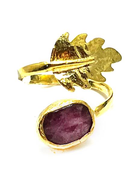 ANILLO MUJER BAÑADO EN ORO CON PIEDRA NATURAL OSCURA Y HOJITA ENREDADERA