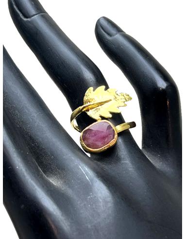 ANILLO MUJER BAÑADO EN ORO CON PIEDRA NATURAL OSCURA Y HOJITA ENREDADERA