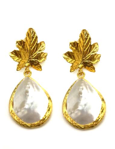 PENDIENTES LARGOS HOJITA EN ORO Y LÁGRIMA DE NÁCAR OVAL