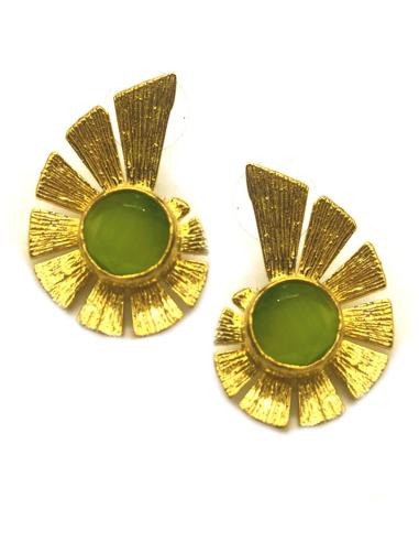 PENDIENTES VERDE PISTACHO CON DISEÑO DE ESPIRAL Y BAÑO EN ORO