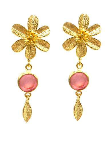 PENDIENTES LARGOS ROSAS CON FLOR Y PLUMA BAÑADAS EN ORO PARA FIESTAS DE VERANO