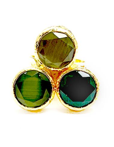 ANILLOS VERDES CON DISEÑO DE TRIO DE PIEDRAS ENGARCE DORADO