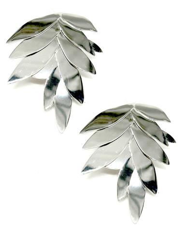 PENDIENTES LARGOS PLATEADOS CON DISEÑO DE VISTOSA HOJA