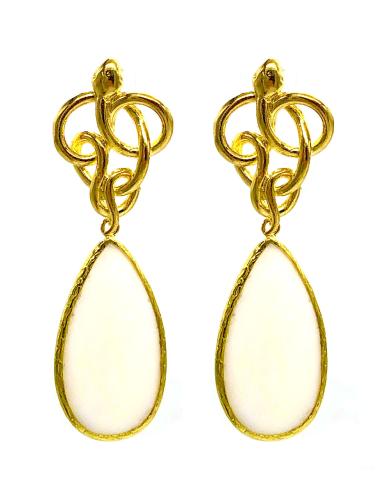 PENDIENTES LARGOS BLANCOS CON SERPIENTE DORADA PARA TOTAL LOOKS VERANIEGOS