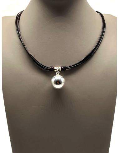 COLLARES DE CUERO CON BONITO COLGANTE DE BOLITA PLATEADA