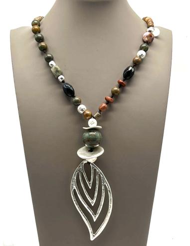 COLLAR DE PIEDRA SEMIPRECIOSA CON BONITA HOJA PLATEADA