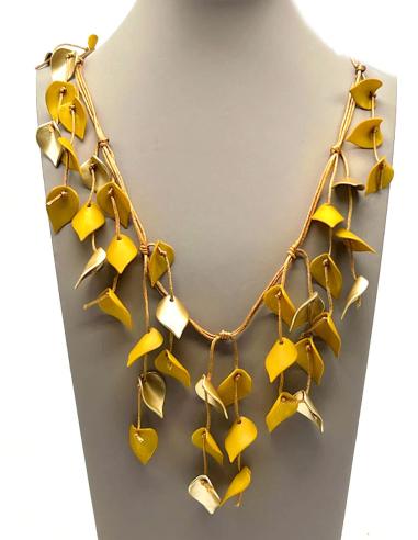 COLLAR MOSTAZA CON HOJITAS DELICADAS  Y DETALLES EN DORADO