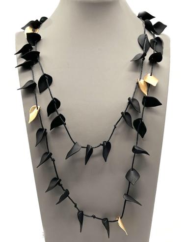 COLLAR NEGRO CON HOJITAS DELICADAS  Y DETALLES EN DORADO
