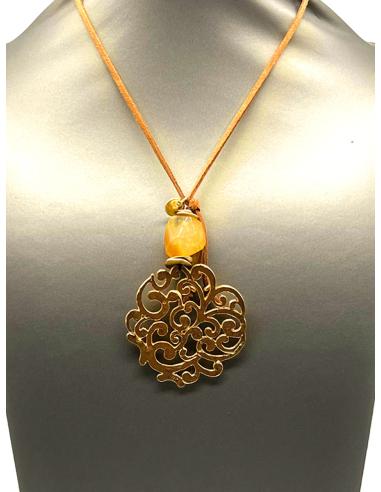 COLLAR CON COLGANTE DORADO PARA TODO TIPO DE PRENDAS
