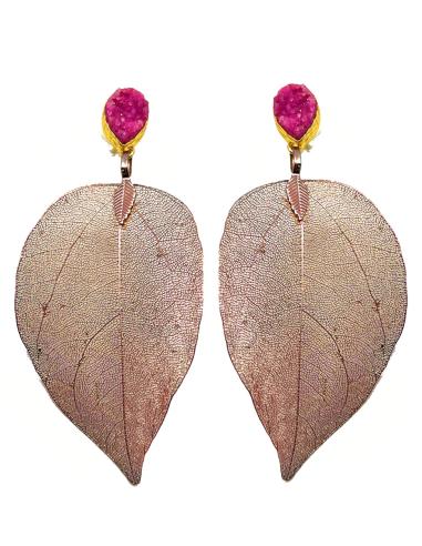 PENDIENTES LARGOS CON GRANDES HOJAS CON PIEDRA DRUSA FUCSIA