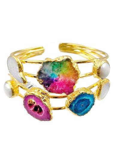 BRAZALETE BAÑADO EN ORO CON ÁGATAS FUCSIA, AZUL Y MULTICOLOR Y PIEDRAS DE LUNA