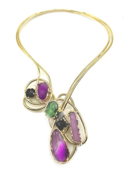 COLLAR DORADO DE PEDRERIA, SENSUALIDAD Y ELEGANCIA DE LA MANO
