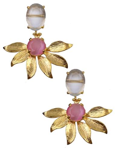 PENDIENTES LARGOS DE INVITADA FLORES DORADAS CON PIEDRAS BLANCAS Y ROSAS