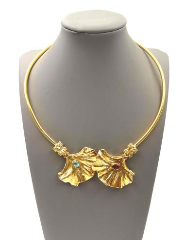 COLLARES ORIGINALES DORADOS PON EL BROCHE DE ORO EN BODAS