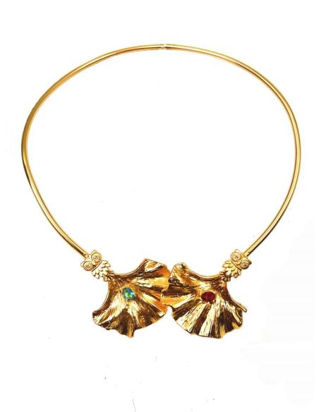 COLLARES ORIGINALES DORADOS PON EL BROCHE DE ORO EN BODAS