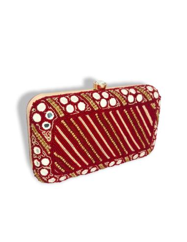 CLUTCH DE FIESTA ROJO CON DECORACION DE PEDRERIA Y ROCALLA