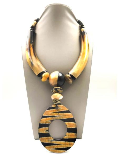 COLLARES DE COLMILLOS DE BUFALO CON VISTOSA LAGRIMA ETNICA