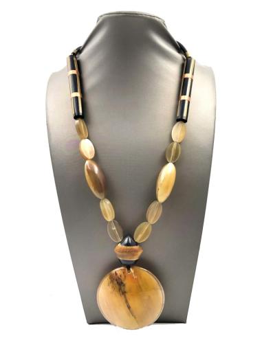 COLLARES TRIBALES DE CUERNO DE BUFALO Y GRAN MEDALLO EN NATURAL