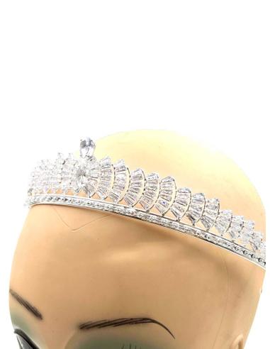TIARAS DE NOVIA CON PEDRERIA PARA RESALTAR SU PROPIA BELLEZA