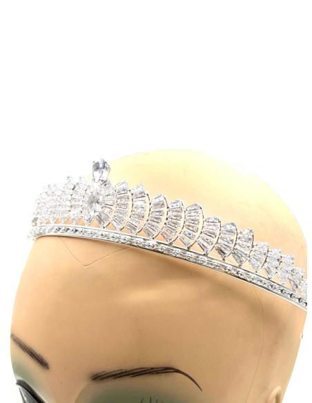 TIARAS DE NOVIA CON PEDRERIA PARA RESALTAR SU PROPIA BELLEZA