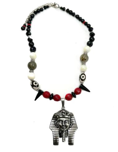 COLLARES ORIGINALES EN BLANCO NEGRO Y ROJO CON ESFINGE PLATEADA