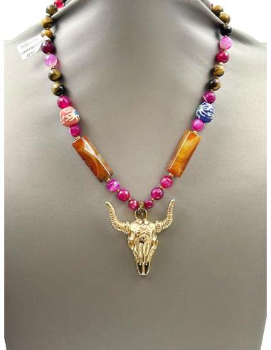 COLLARES FUCSIAS Y MARRONES CON CABEZA BUFALO DORADA