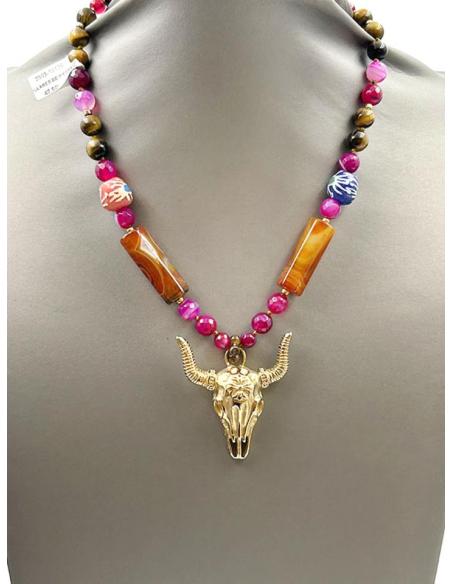 COLLARES FUCSIAS Y MARRONES CON CABEZA BUFALO DORADA