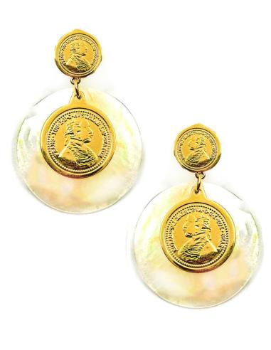 COQUETOS PENDIENTES LARGOS DE NACAR CON MONEDAS DORADAS