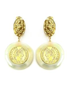 PENDIENTES ELEGANTES BLANCOS DE NACAR CON MONEDAS DORADAS