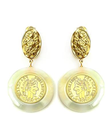 PENDIENTES ELEGANTES BLANCOS DE NACAR CON MONEDAS DORADAS