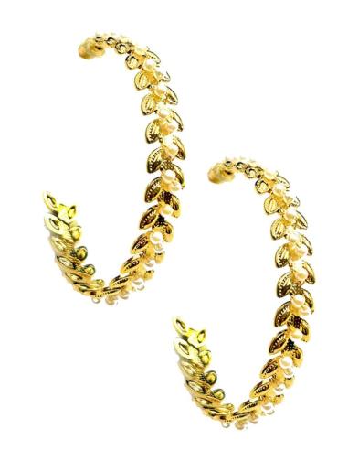 PENDIENTES DE AROS DORADOS DECORADOS CON HOJITAS Y PERLAS