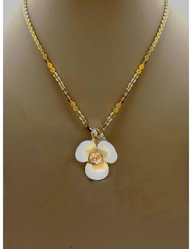COLLARES DORADOS BONITOS CON FLOR BLANCA DE NACAR Y CRISTAL