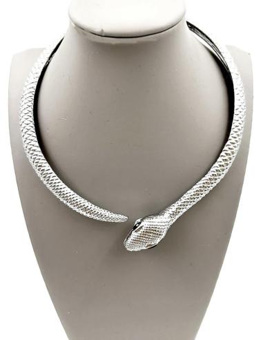 COLLAR PLATEADO DE SERPIENTE QUE ENVUELVE EL CUELLO DE LA MUJER