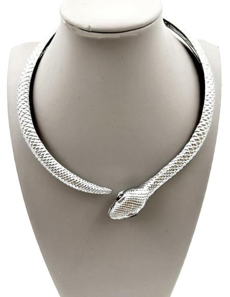 COLLAR PLATEADO DE SERPIENTE QUE ENVUELVE EL CUELLO DE LA MUJER