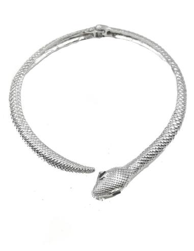 COLLAR PLATEADO DE SERPIENTE QUE ENVUELVE EL CUELLO DE LA MUJER
