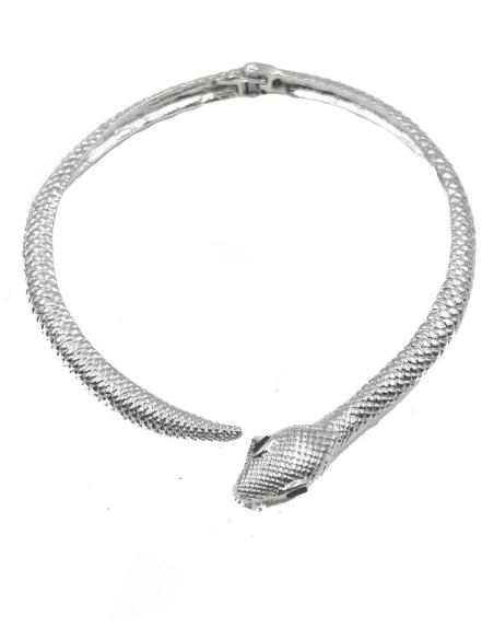 COLLAR PLATEADO DE SERPIENTE QUE ENVUELVE EL CUELLO DE LA MUJER
