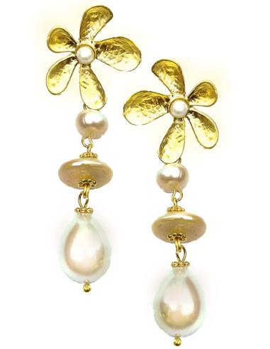 PENDIENTES LARGOS DE PERLAS Y FLORECITAS DORADAS PARA BODAS