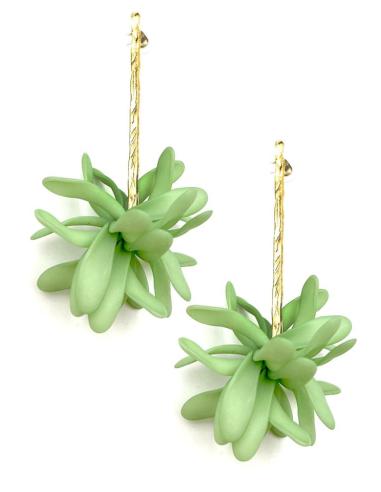 PENDIENTES LARGOS VERDES TONO CLARO CON VISTOSA FLOR POMPON