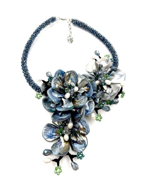 COLLARES AZULES CON FLORES PARA UN LOOK FABULOSO EN BODAS