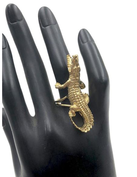 ESPECTACULAR ANILLO DORADO CON ORIGINAL COCODRILO