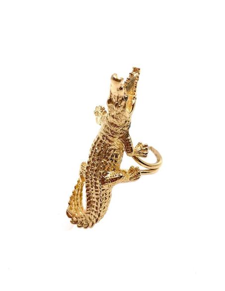 ESPECTACULAR ANILLO DORADO CON ORIGINAL COCODRILO