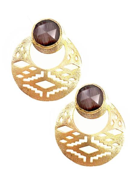 PENDIENTES DORADOS ELEGANTES CON BONITO DISEÑO CORTO