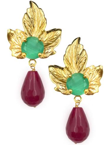 PENDIENTES DORADOS HOJA DECORADA CON PIEDRA VERDE Y GRANATE