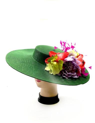 TOCADOS PAMELA VERDE ESMERALDA CON FLORES Y PLUMAS FUCSIAS