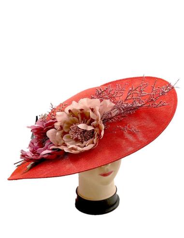 TOCADOS PAMELA ROJA CON VISTOSA DECORACION FLORAL Y PANICULATA SECA