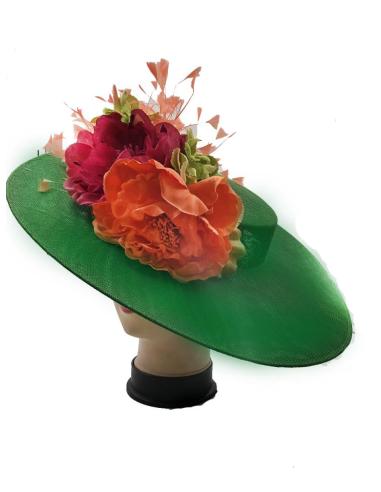 TOCADOS MUJER PAMELAS VERDES CON PLUMAS Y FLORES FUCSIAS Y ANARANJADAS