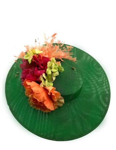 TOCADOS MUJER PAMELAS VERDES CON PLUMAS Y FLORES FUCSIAS Y ANARANJADAS