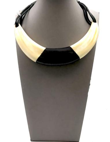 COLLAR MUJER DE MADERA DE EBANO Y COLMILLO FACOCHERO