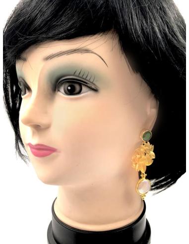 PENDIENTES LARGOS DORADOS CON DETALLE VERDE CON PERLAS