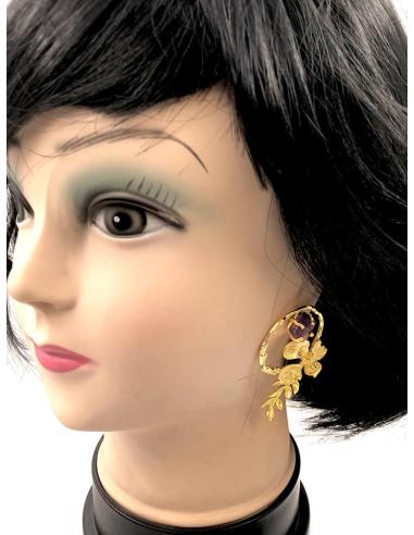 PENDIENTES DE FIESTA LARGOS Y DORADOS CON DECORACION DE FLORES